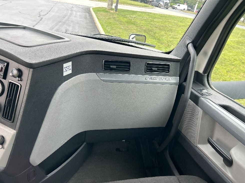 Day Cab Tractor-Heavy Duty Tractors-Freightliner-2019-T12642ST-Allentown-PA-648,435\n\t\tmiles-$ 22,500 - Image 13