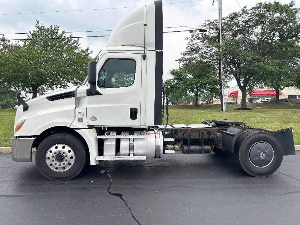 Day Cab Tractor-Heavy Duty Tractors-Freightliner-2019-T12642ST-Allentown-PA-648,435\n\t\tmiles-$ 22,500 - Image 4