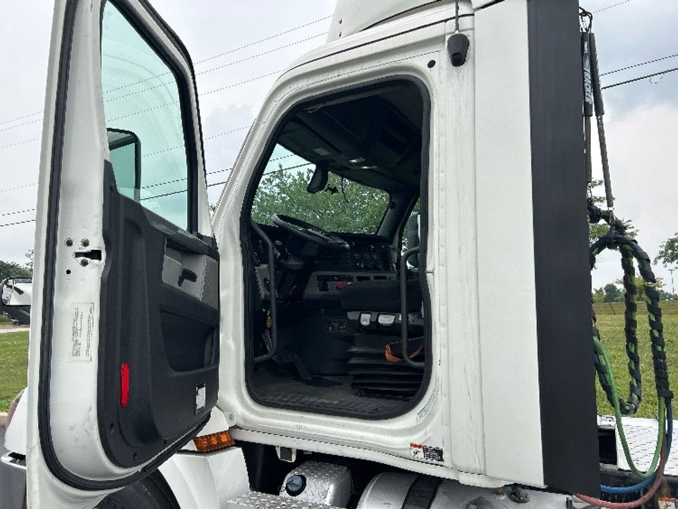 Day Cab Tractor-Heavy Duty Tractors-Freightliner-2019-T12642ST-Allentown-PA-648,435\n\t\tmiles-$ 22,500 - Image 9