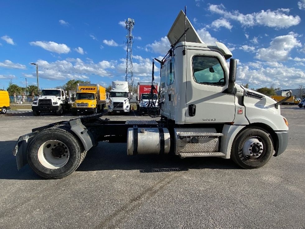 Day Cab Tractor-Heavy Duty Tractors-Freightliner-2019-T12642ST-Apopka-FL-400,285\n\t\tmiles-$ 35,750 - Image 8