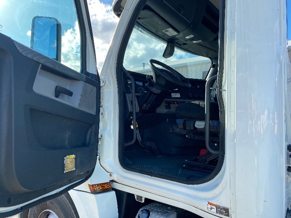 Day Cab Tractor-Heavy Duty Tractors-Freightliner-2019-T12642ST-Apopka-FL-400,285\n\t\tmiles-$ 35,750 - Image 9