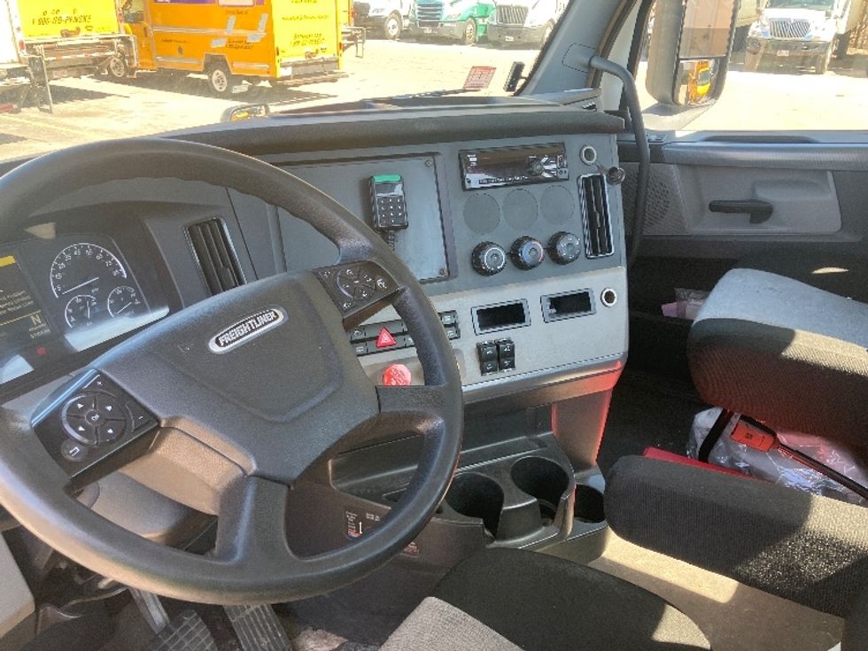 Day Cab Tractor-Heavy Duty Tractors-Freightliner-2019-T12642ST-Auburn-MA-214,952\n\t\tmiles-$ 44,750 - Image 10