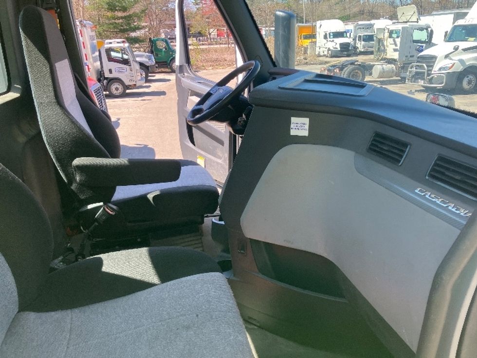 Day Cab Tractor-Heavy Duty Tractors-Freightliner-2019-T12642ST-Auburn-MA-214,952\n\t\tmiles-$ 44,750 - Image 14