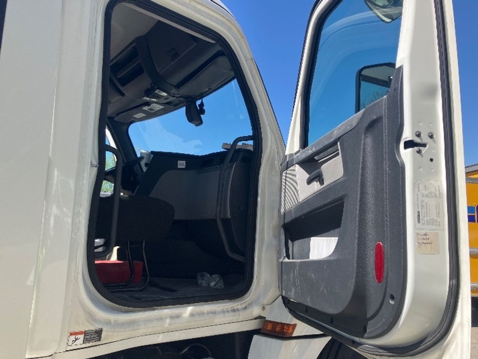 Day Cab Tractor-Heavy Duty Tractors-Freightliner-2019-T12642ST-Auburn-MA-215,050\n\t\tmiles-$ 44,750 - Image 12