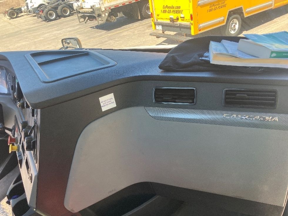 Day Cab Tractor-Heavy Duty Tractors-Freightliner-2019-T12642ST-Auburn-MA-215,050\n\t\tmiles-$ 44,750 - Image 13