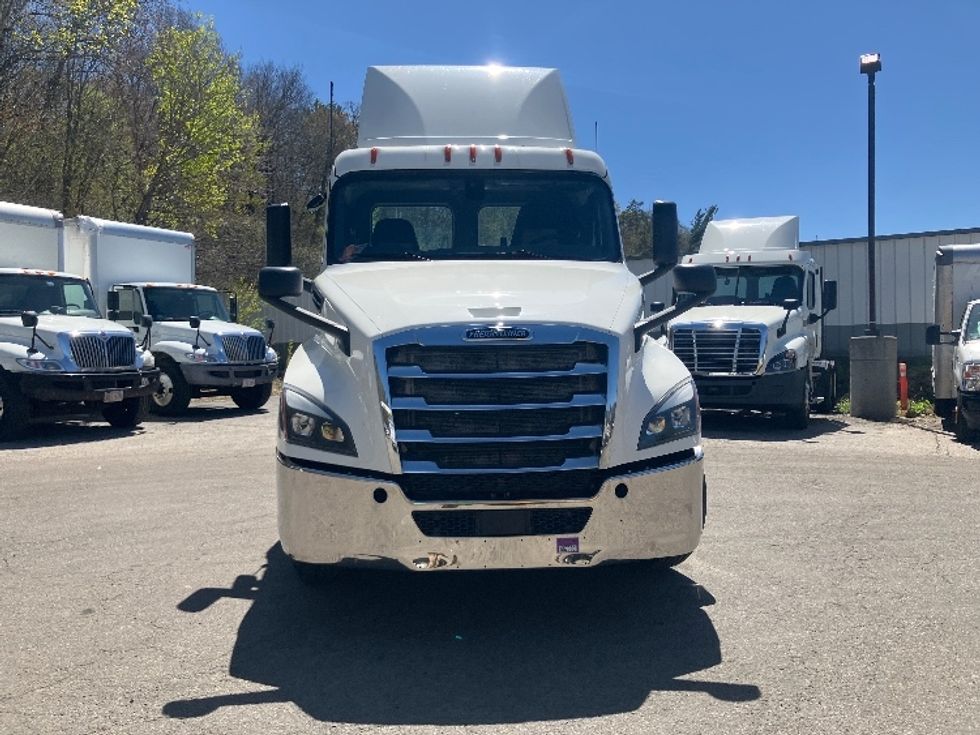 Day Cab Tractor-Heavy Duty Tractors-Freightliner-2019-T12642ST-Auburn-MA-215,050\n\t\tmiles-$ 44,750 - Image 2