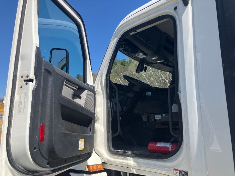 Day Cab Tractor-Heavy Duty Tractors-Freightliner-2019-T12642ST-Auburn-MA-215,050\n\t\tmiles-$ 44,750 - Image 9