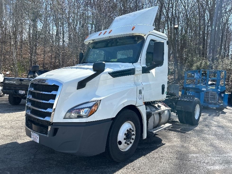 Day Cab Tractor-Heavy Duty Tractors-Freightliner-2019-T12642ST-Auburn-MA-332,687\n\t\tmiles-$ 33,750 - Image 1
