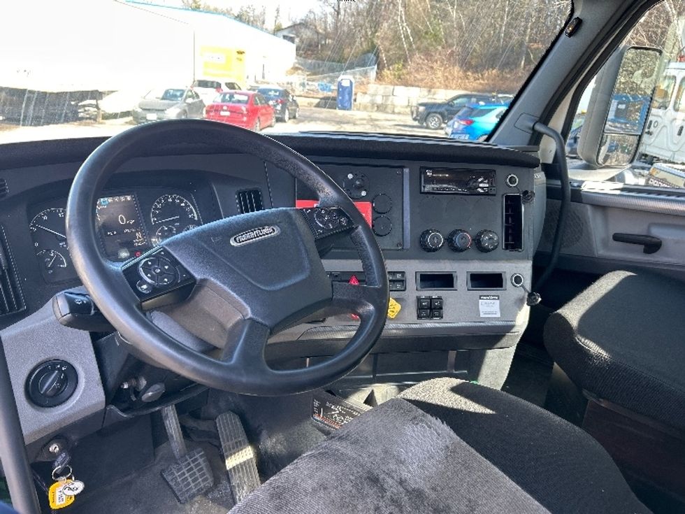 Day Cab Tractor-Heavy Duty Tractors-Freightliner-2019-T12642ST-Auburn-MA-332,687\n\t\tmiles-$ 33,750 - Image 10