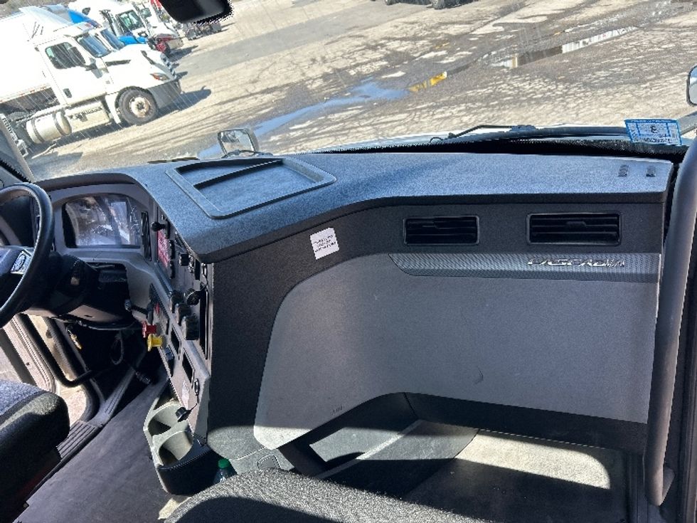 Day Cab Tractor-Heavy Duty Tractors-Freightliner-2019-T12642ST-Auburn-MA-332,687\n\t\tmiles-$ 33,750 - Image 13