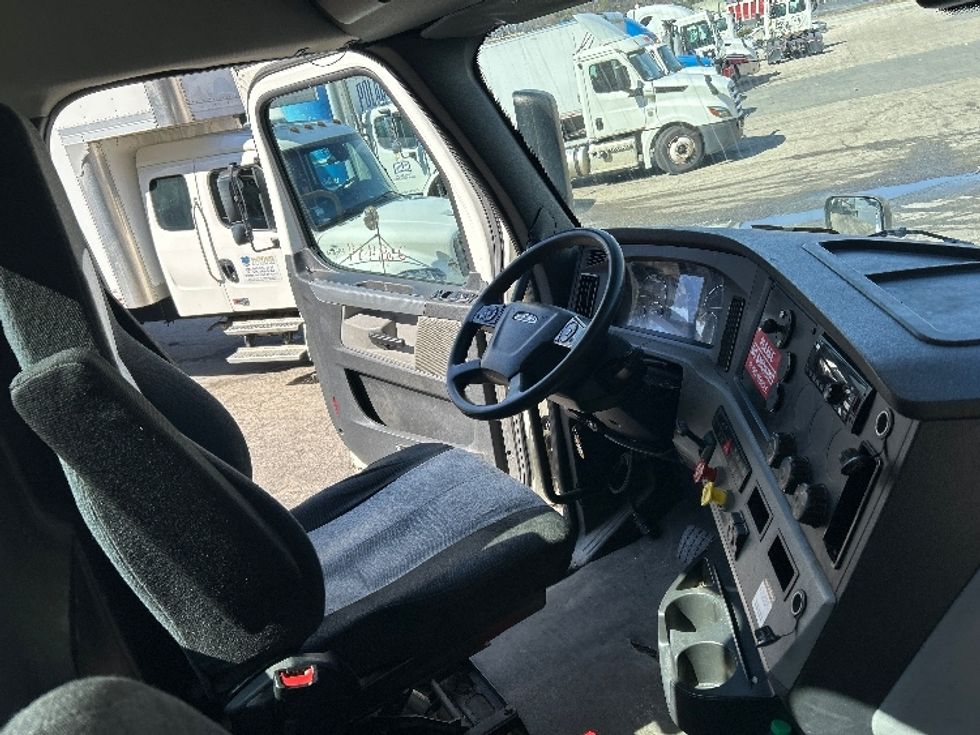 Day Cab Tractor-Heavy Duty Tractors-Freightliner-2019-T12642ST-Auburn-MA-332,687\n\t\tmiles-$ 33,750 - Image 14