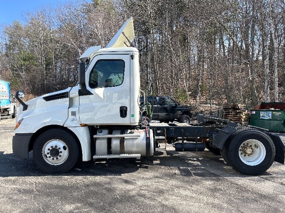 Day Cab Tractor-Heavy Duty Tractors-Freightliner-2019-T12642ST-Auburn-MA-332,687\n\t\tmiles-$ 33,750 - Image 4