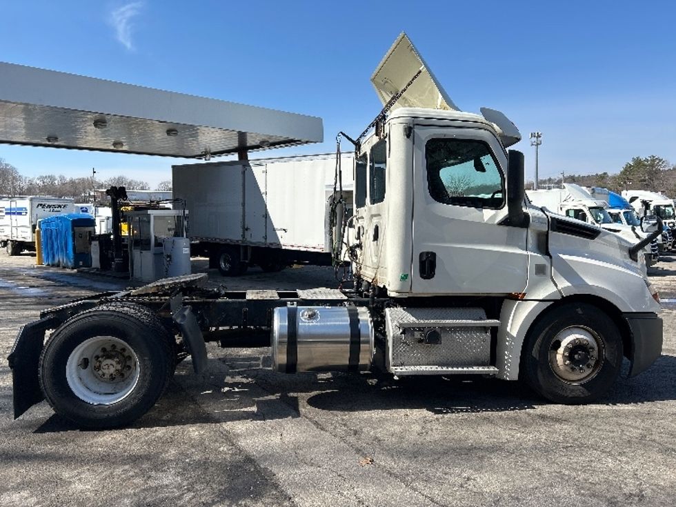 Day Cab Tractor-Heavy Duty Tractors-Freightliner-2019-T12642ST-Auburn-MA-332,687\n\t\tmiles-$ 33,750 - Image 8