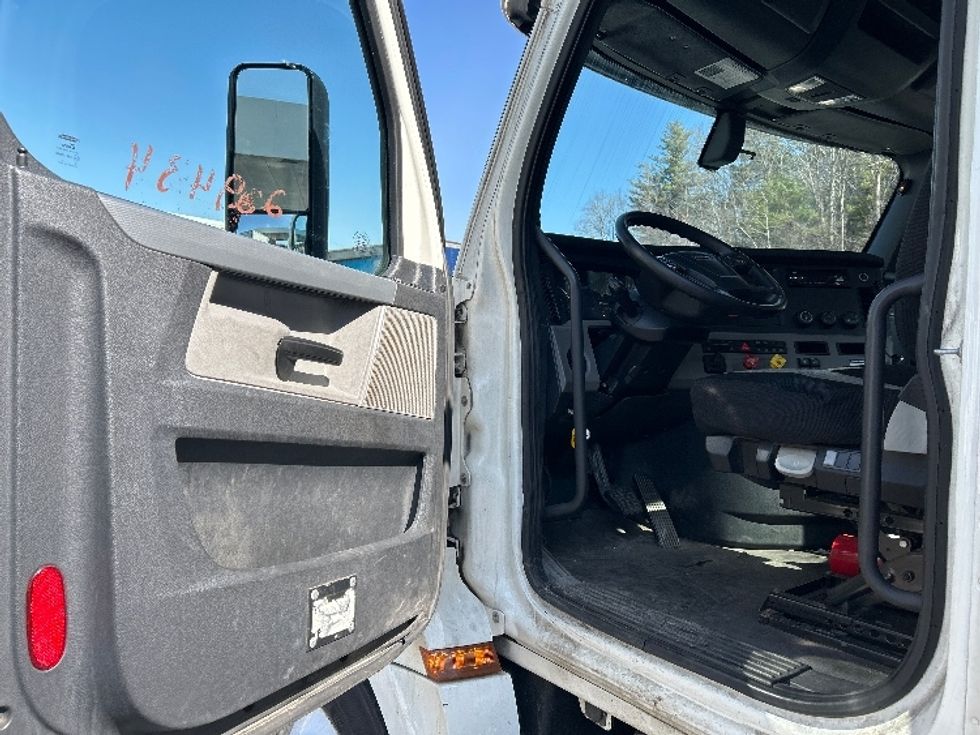 Day Cab Tractor-Heavy Duty Tractors-Freightliner-2019-T12642ST-Auburn-MA-332,687\n\t\tmiles-$ 33,750 - Image 9