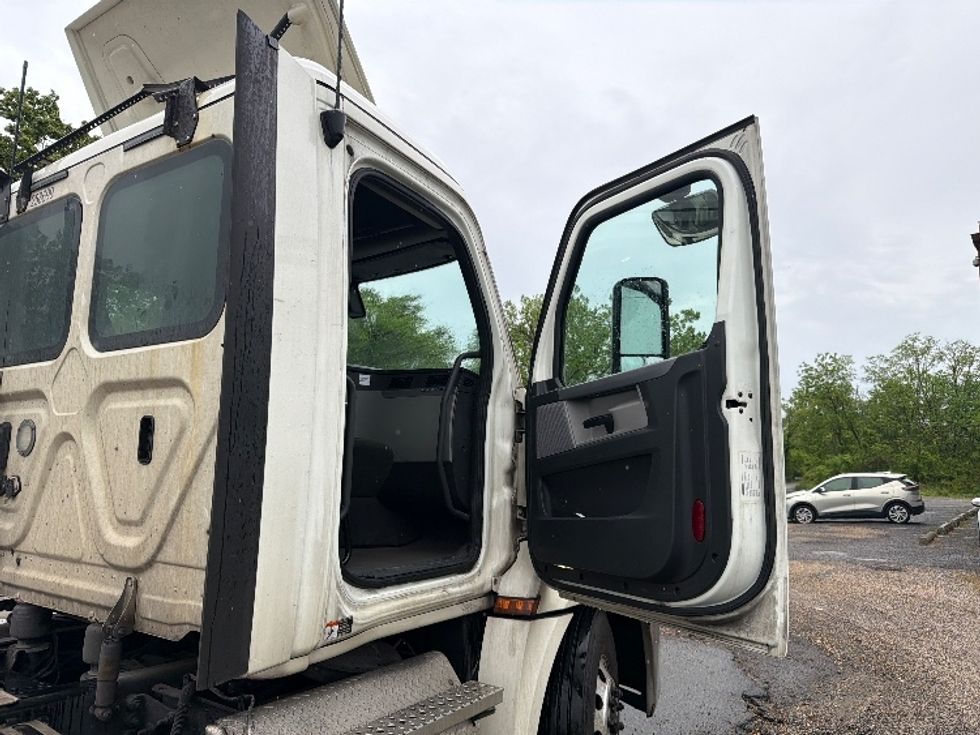 Day Cab Tractor-Heavy Duty Tractors-Freightliner-2019-T12642ST-Baltimore-MD-397,410\n\t\tmiles-$ 30,000 - Image 12