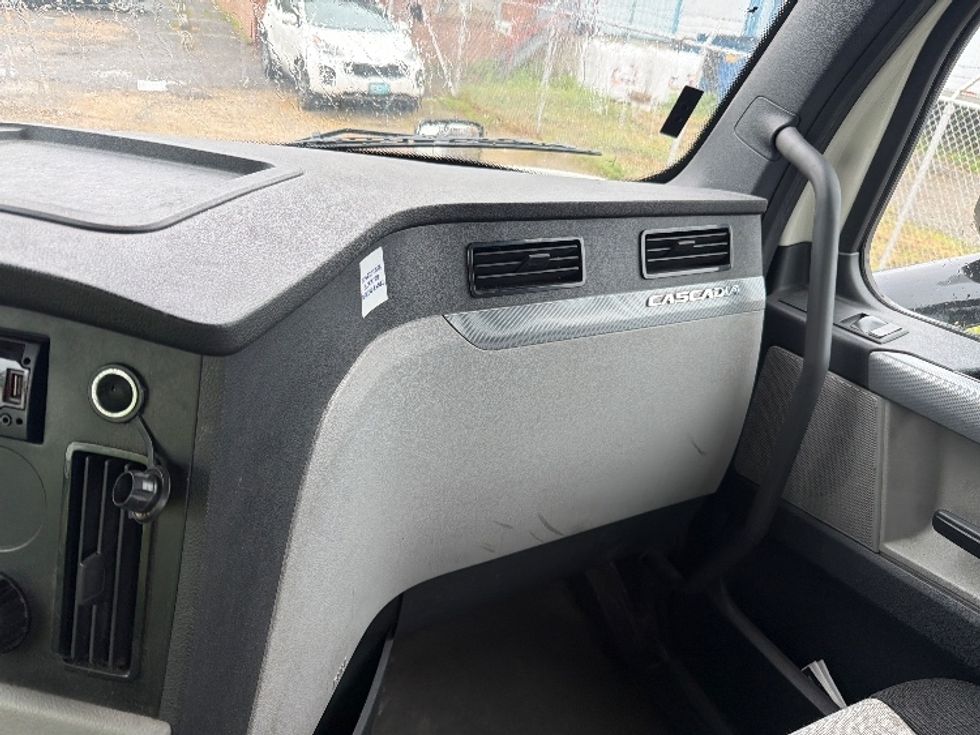 Day Cab Tractor-Heavy Duty Tractors-Freightliner-2019-T12642ST-Baltimore-MD-397,410\n\t\tmiles-$ 30,000 - Image 13