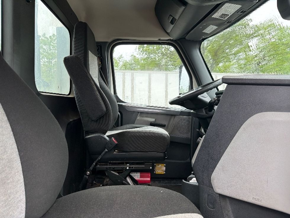 Day Cab Tractor-Heavy Duty Tractors-Freightliner-2019-T12642ST-Baltimore-MD-397,410\n\t\tmiles-$ 30,000 - Image 14
