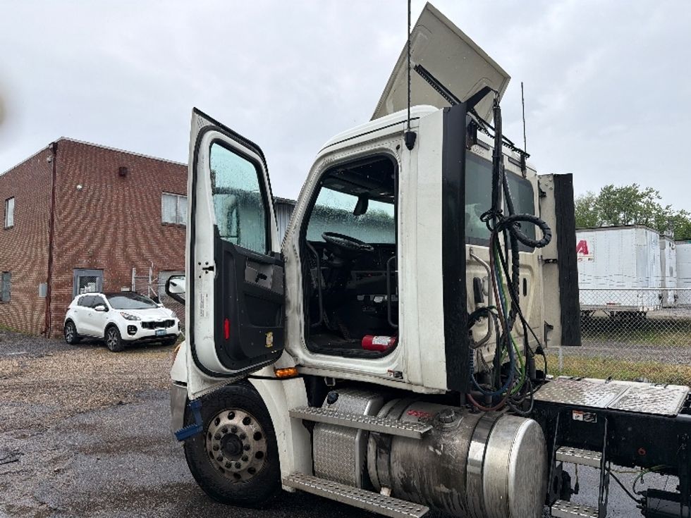 Day Cab Tractor-Heavy Duty Tractors-Freightliner-2019-T12642ST-Baltimore-MD-397,410\n\t\tmiles-$ 30,000 - Image 9