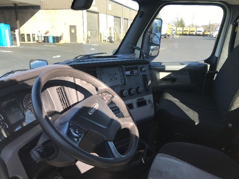 Day Cab Tractor-Heavy Duty Tractors-Freightliner-2019-T12642ST-Bensalem-PA-304,340\n\t\tmiles-$ 36,750 - Image 10