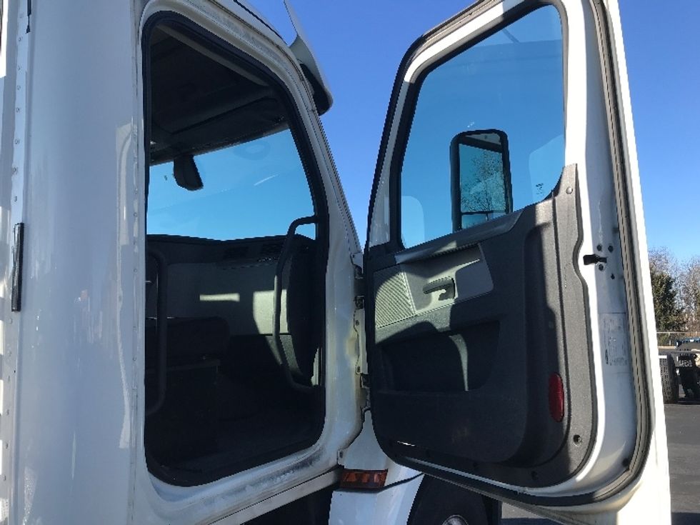 Day Cab Tractor-Heavy Duty Tractors-Freightliner-2019-T12642ST-Bensalem-PA-304,340\n\t\tmiles-$ 36,750 - Image 12
