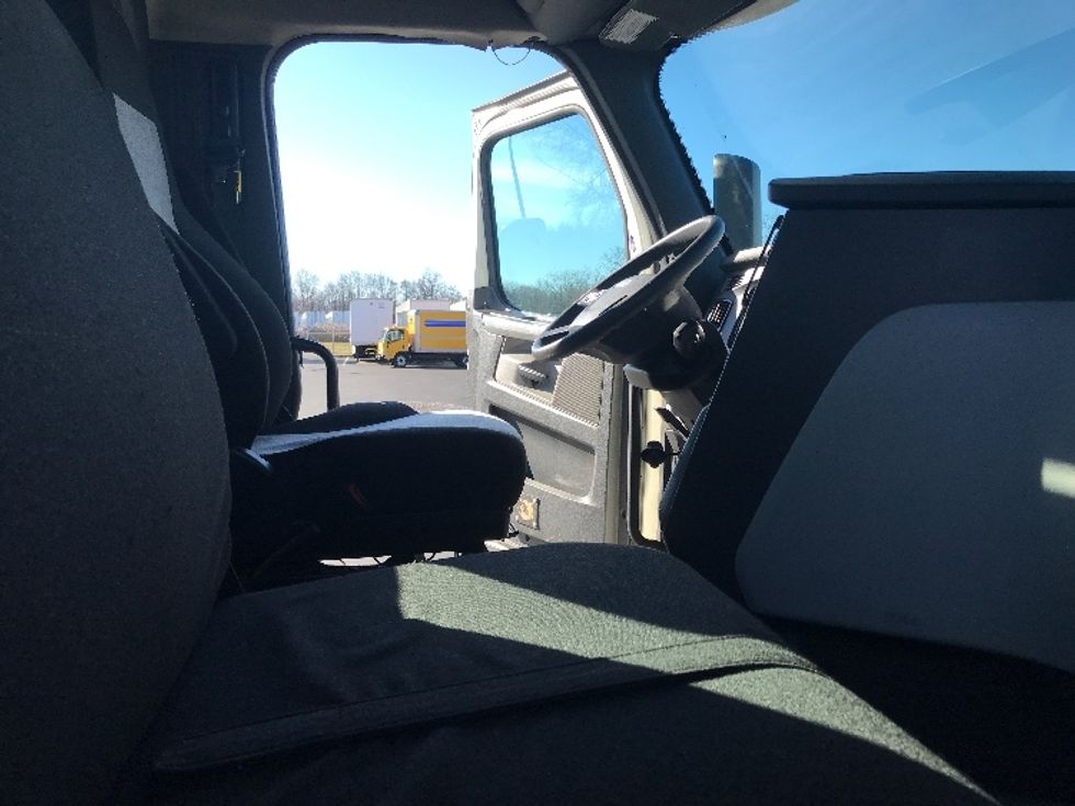 Day Cab Tractor-Heavy Duty Tractors-Freightliner-2019-T12642ST-Bensalem-PA-304,340\n\t\tmiles-$ 36,750 - Image 14