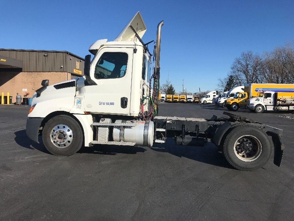 Day Cab Tractor-Heavy Duty Tractors-Freightliner-2019-T12642ST-Bensalem-PA-304,340\n\t\tmiles-$ 36,750 - Image 4