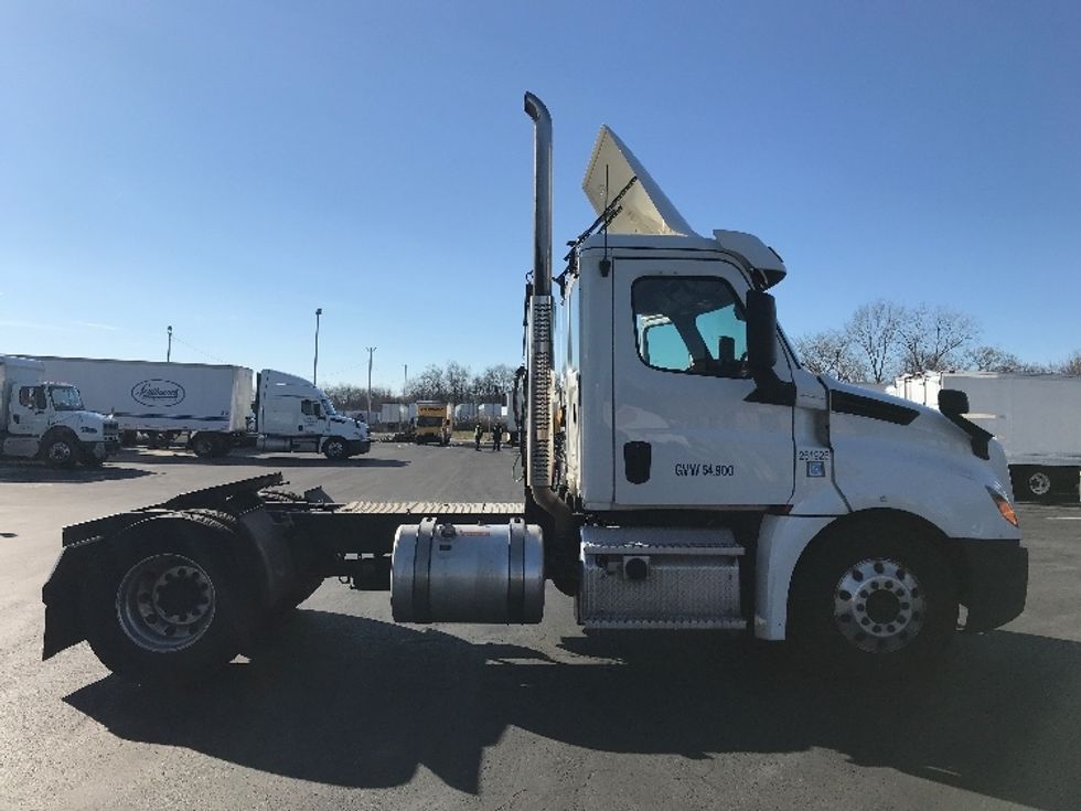 Day Cab Tractor-Heavy Duty Tractors-Freightliner-2019-T12642ST-Bensalem-PA-304,340\n\t\tmiles-$ 36,750 - Image 8