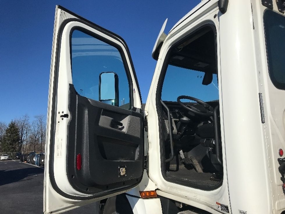 Day Cab Tractor-Heavy Duty Tractors-Freightliner-2019-T12642ST-Bensalem-PA-304,340\n\t\tmiles-$ 36,750 - Image 9
