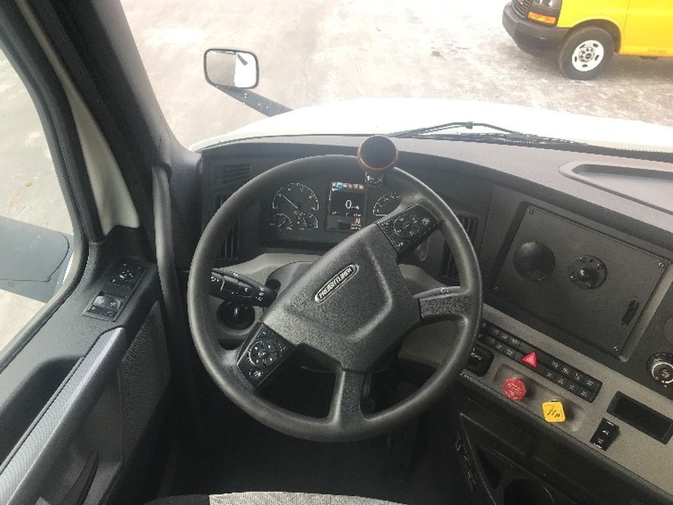 Day Cab Tractor-Heavy Duty Tractors-Freightliner-2019-T12642ST-Bensalem-PA-337,562\n\t\tmiles-$ 35,750 - Image 11