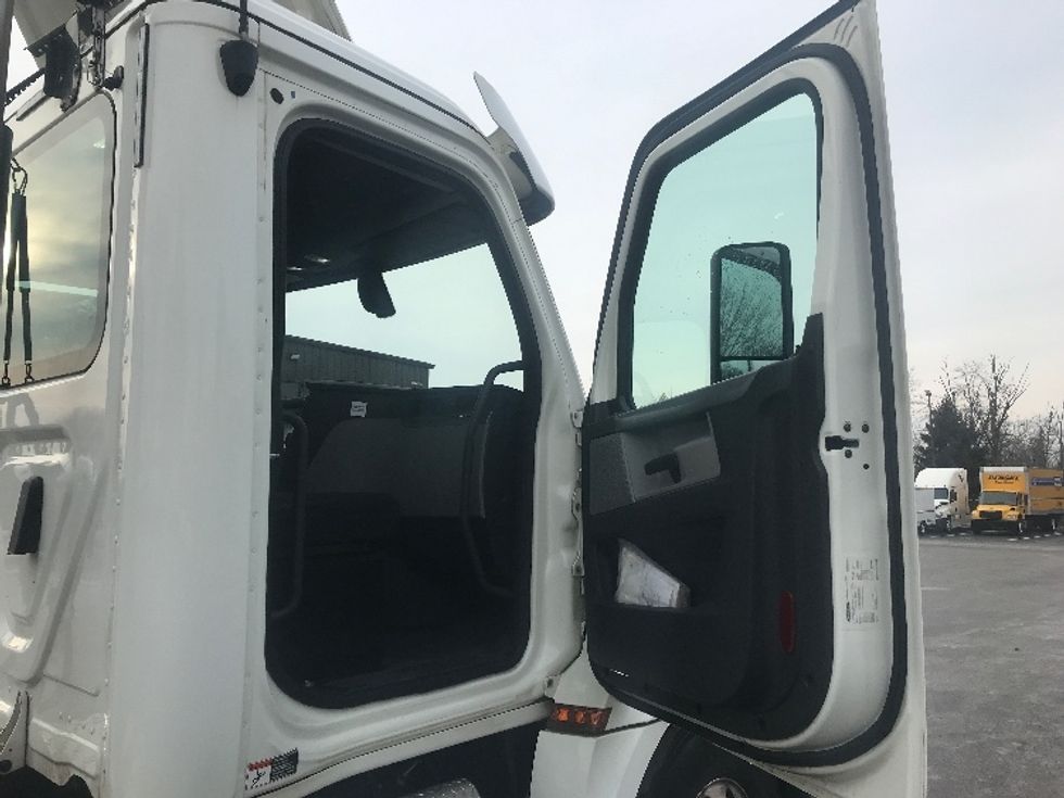 Day Cab Tractor-Heavy Duty Tractors-Freightliner-2019-T12642ST-Bensalem-PA-337,562\n\t\tmiles-$ 35,750 - Image 12
