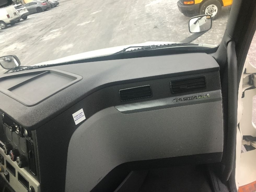 Day Cab Tractor-Heavy Duty Tractors-Freightliner-2019-T12642ST-Bensalem-PA-337,562\n\t\tmiles-$ 35,750 - Image 13