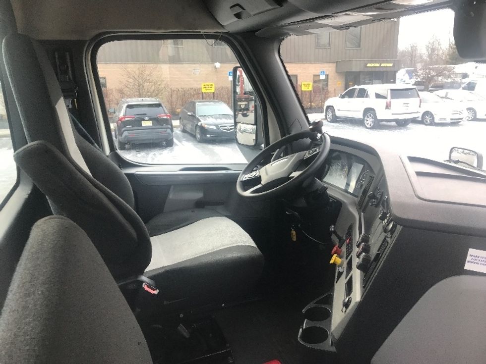 Day Cab Tractor-Heavy Duty Tractors-Freightliner-2019-T12642ST-Bensalem-PA-337,562\n\t\tmiles-$ 35,750 - Image 14