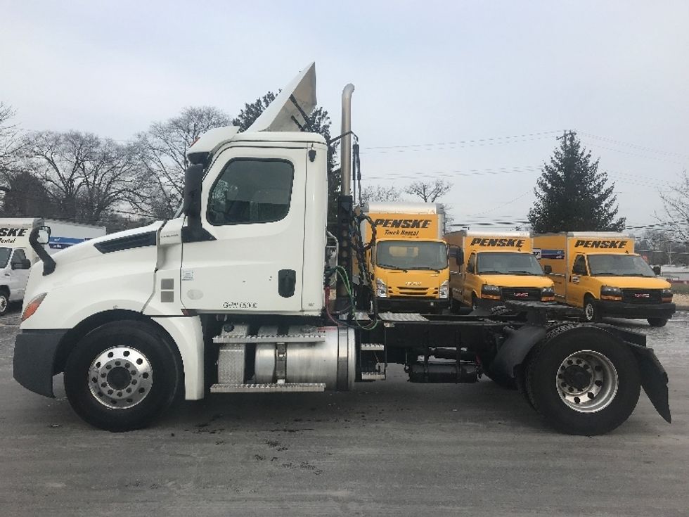 Day Cab Tractor-Heavy Duty Tractors-Freightliner-2019-T12642ST-Bensalem-PA-337,562\n\t\tmiles-$ 35,750 - Image 4