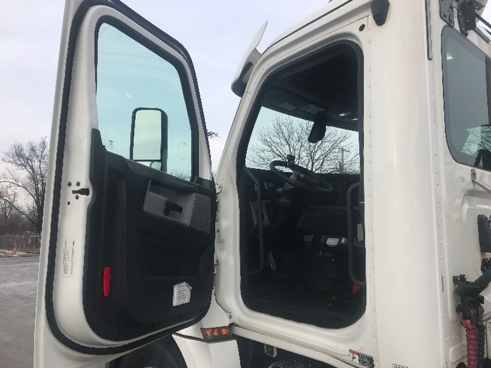 Day Cab Tractor-Heavy Duty Tractors-Freightliner-2019-T12642ST-Bensalem-PA-337,562\n\t\tmiles-$ 35,750 - Image 9
