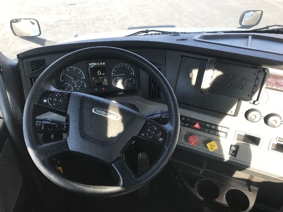 Day Cab Tractor-Heavy Duty Tractors-Freightliner-2019-T12642ST-Bensalem-PA-348,809\n\t\tmiles-$ 35,500 - Image 11