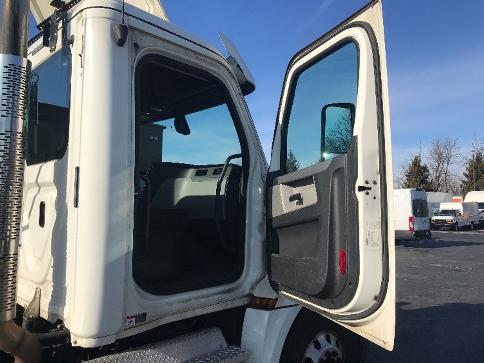 Day Cab Tractor-Heavy Duty Tractors-Freightliner-2019-T12642ST-Bensalem-PA-348,809\n\t\tmiles-$ 35,500 - Image 12