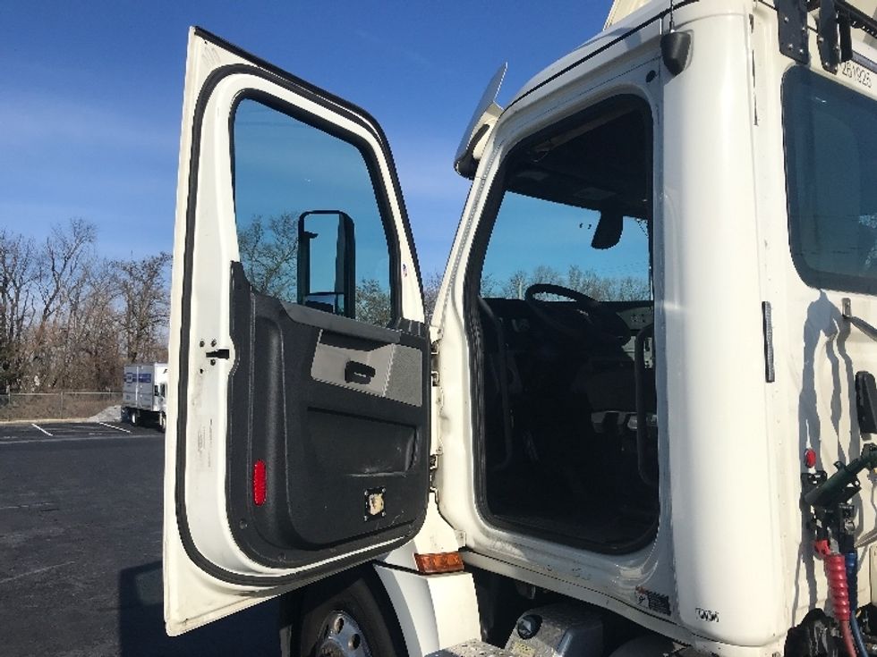 Day Cab Tractor-Heavy Duty Tractors-Freightliner-2019-T12642ST-Bensalem-PA-348,809\n\t\tmiles-$ 35,500 - Image 9