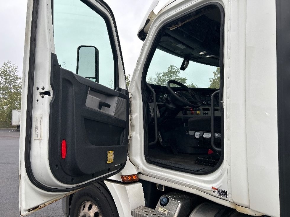Day Cab Tractor-Heavy Duty Tractors-Freightliner-2019-T12642ST-Binghamton-NY-428,995\n\t\tmiles-$ 35,500 - Image 9
