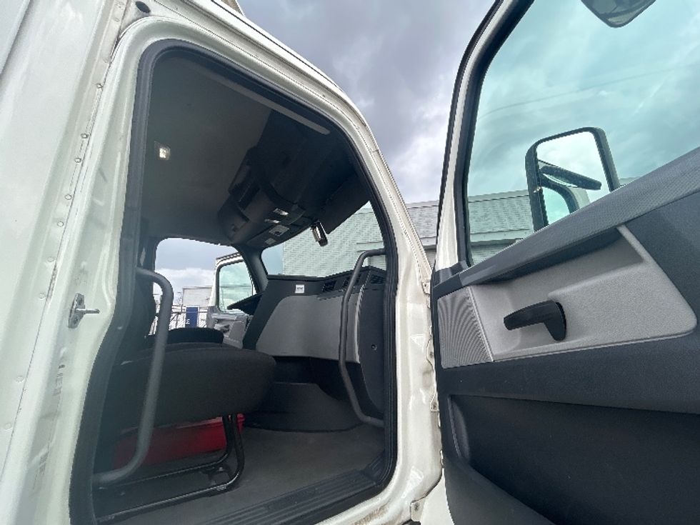 Day Cab Tractor-Heavy Duty Tractors-Freightliner-2019-T12642ST-Birmingham-AL-413,215\n\t\tmiles-$ 32,500 - Image 12