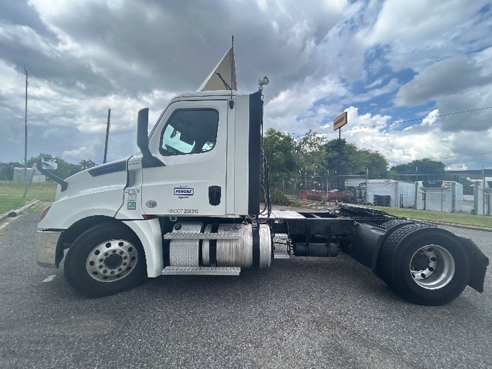 Day Cab Tractor-Heavy Duty Tractors-Freightliner-2019-T12642ST-Birmingham-AL-413,215\n\t\tmiles-$ 32,500 - Image 4