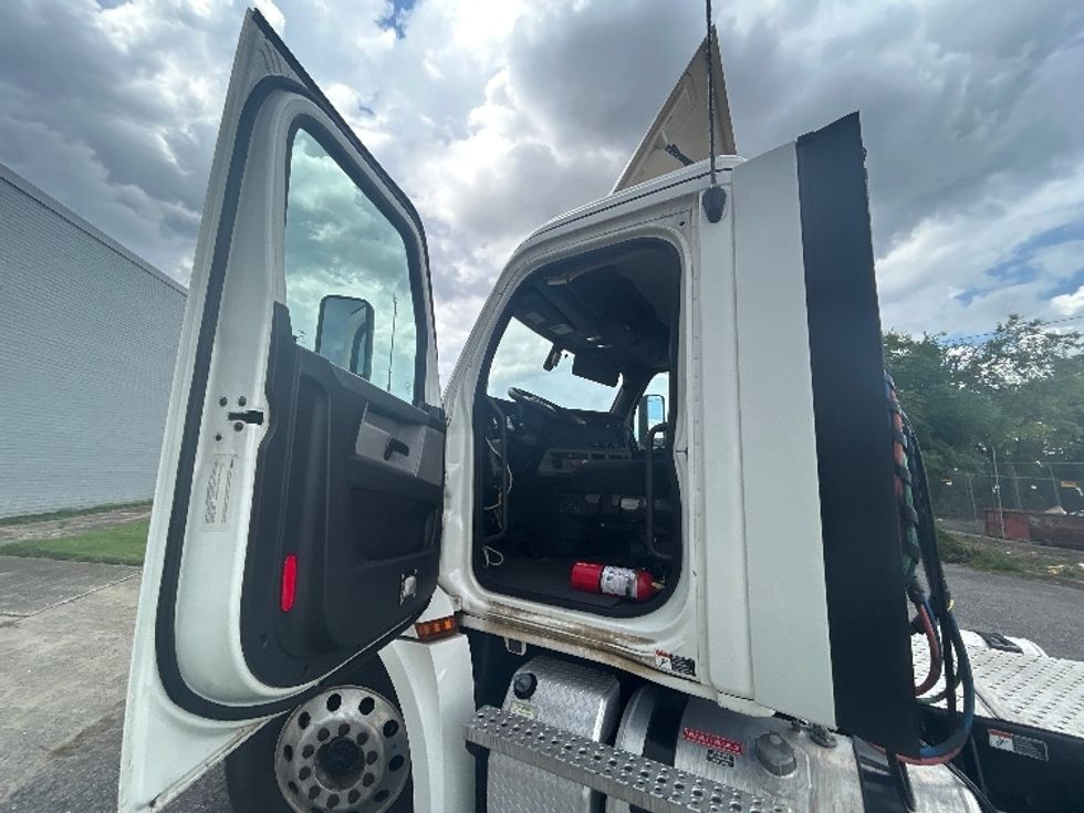 Day Cab Tractor-Heavy Duty Tractors-Freightliner-2019-T12642ST-Birmingham-AL-413,215\n\t\tmiles-$ 32,500 - Image 9