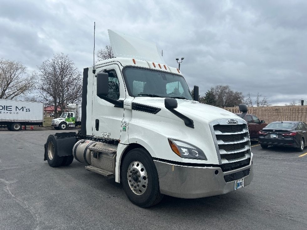 Day Cab Tractor-Heavy Duty Tractors-Freightliner-2019-T12642ST-Brooklyn Park-MN-302,243\n\t\tmiles-$ 33,250 - Image 1
