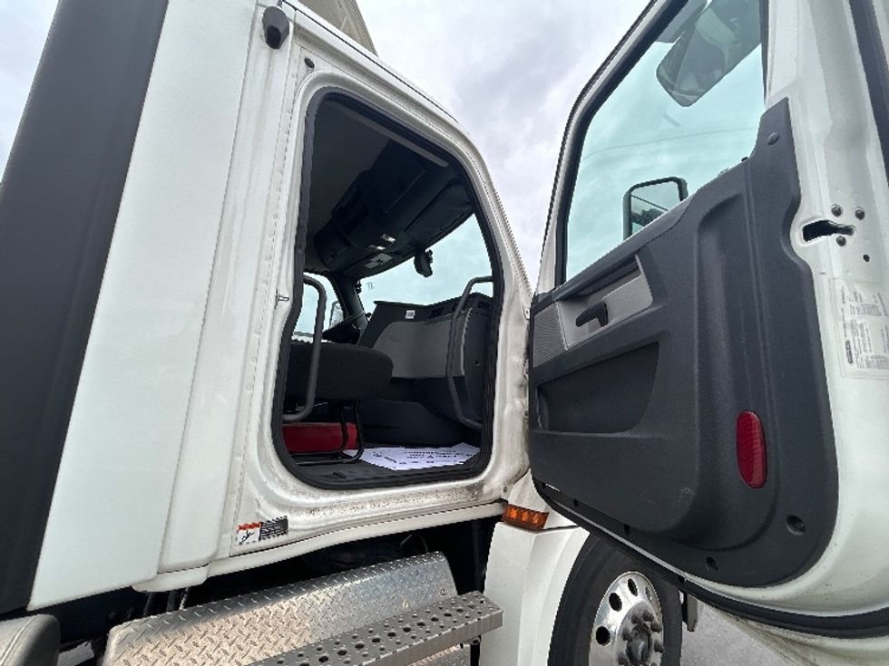 Day Cab Tractor-Heavy Duty Tractors-Freightliner-2019-T12642ST-Brooklyn Park-MN-302,243\n\t\tmiles-$ 33,250 - Image 12