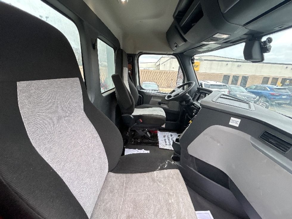 Day Cab Tractor-Heavy Duty Tractors-Freightliner-2019-T12642ST-Brooklyn Park-MN-302,243\n\t\tmiles-$ 33,250 - Image 14