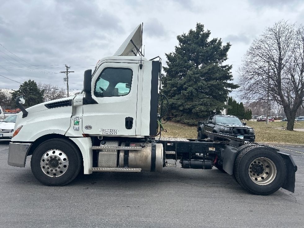 Day Cab Tractor-Heavy Duty Tractors-Freightliner-2019-T12642ST-Brooklyn Park-MN-302,243\n\t\tmiles-$ 33,250 - Image 4