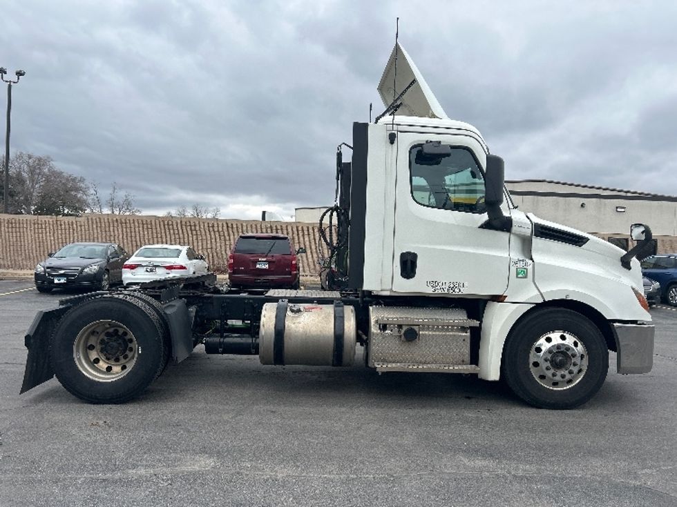 Day Cab Tractor-Heavy Duty Tractors-Freightliner-2019-T12642ST-Brooklyn Park-MN-302,243\n\t\tmiles-$ 33,250 - Image 8