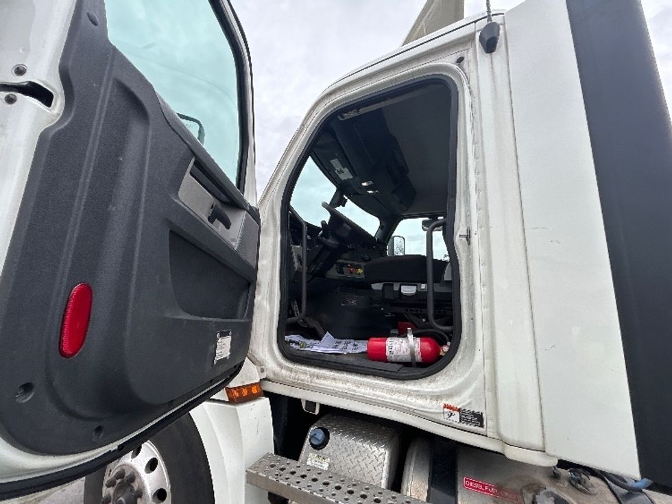Day Cab Tractor-Heavy Duty Tractors-Freightliner-2019-T12642ST-Brooklyn Park-MN-302,243\n\t\tmiles-$ 33,250 - Image 9