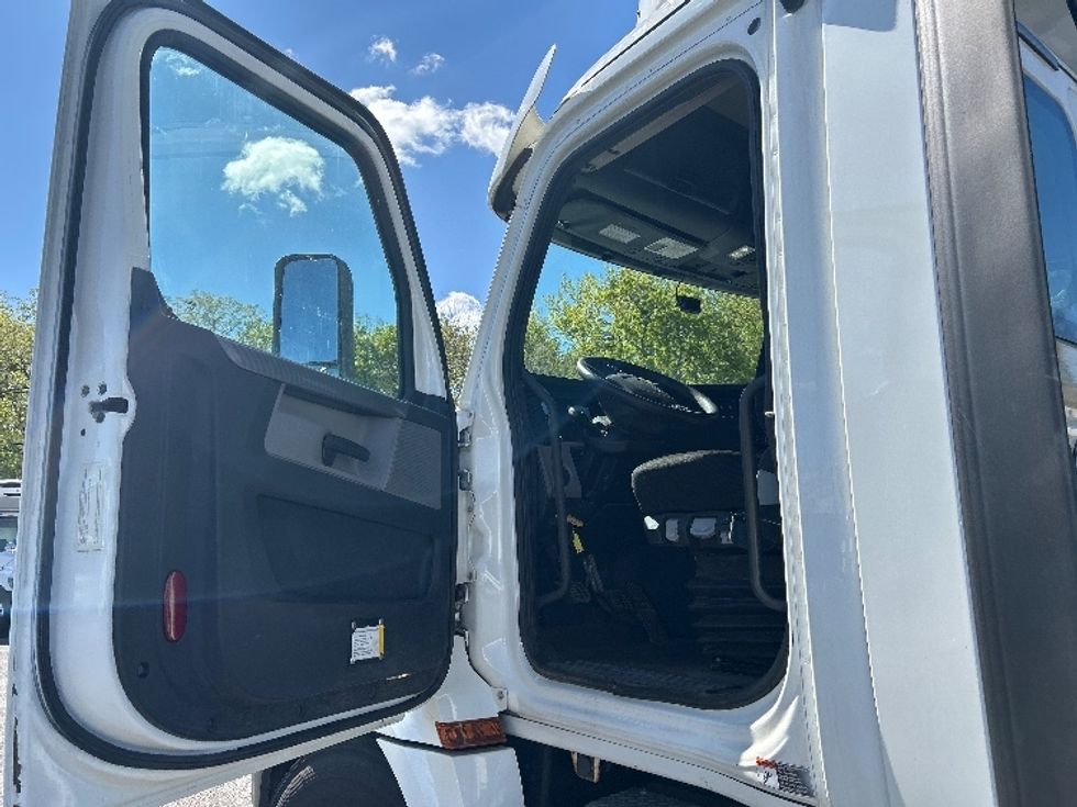 Day Cab Tractor-Heavy Duty Tractors-Freightliner-2019-T12642ST-Brooklyn Park-MN-346,998\n\t\tmiles-$ 31,750 - Image 9