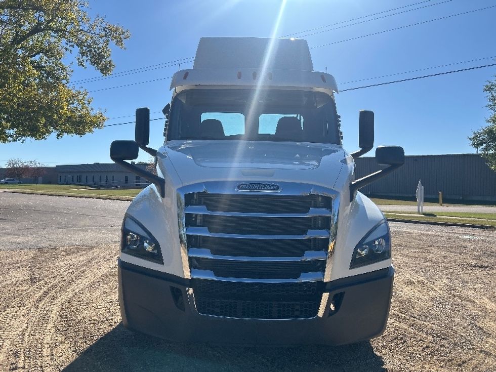 Day Cab Tractor-Heavy Duty Tractors-Freightliner-2019-T12642ST-Brooklyn Park-MN-421,996\n\t\tmiles-$ 26,250 - Image 2