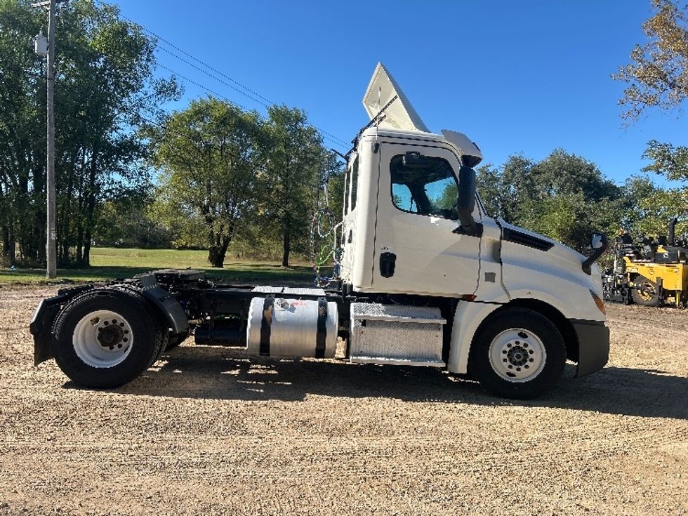 Day Cab Tractor-Heavy Duty Tractors-Freightliner-2019-T12642ST-Brooklyn Park-MN-421,996\n\t\tmiles-$ 26,250 - Image 8